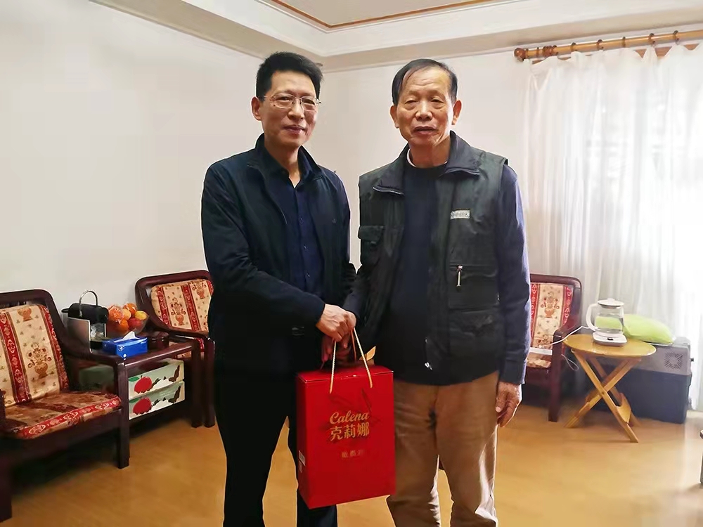 領導慰問老同志.jpg