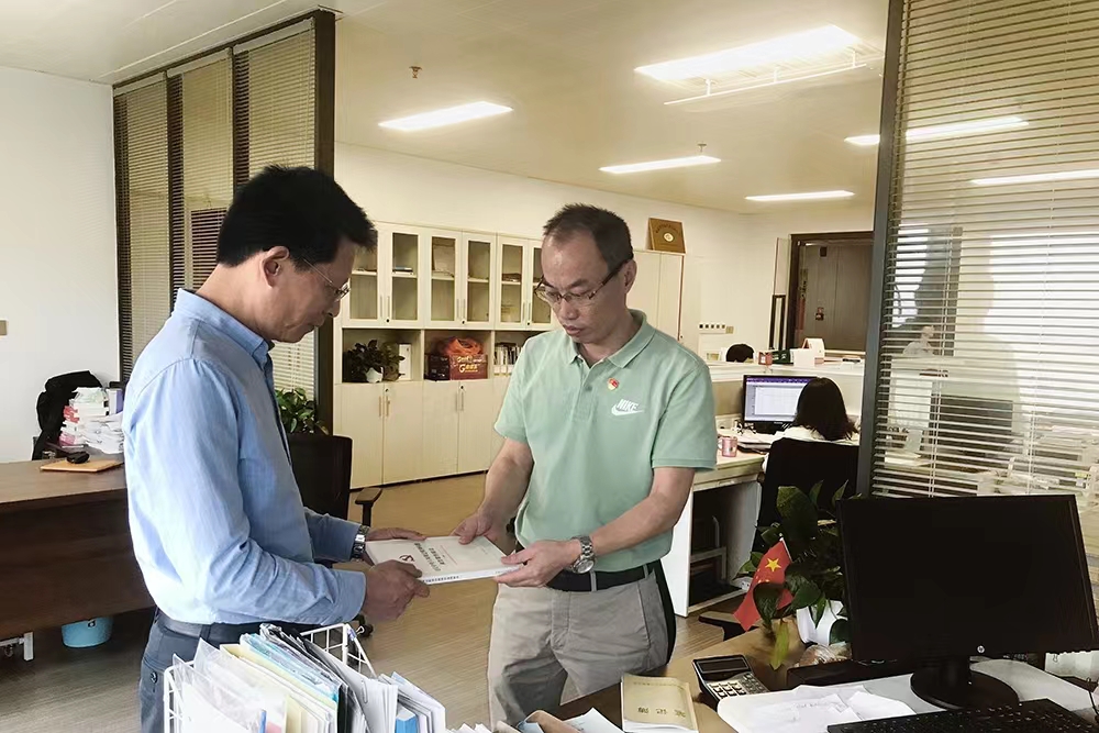 公司紀檢委員為權屬企業(yè)負責人發(fā)放《釋讀》.jpg